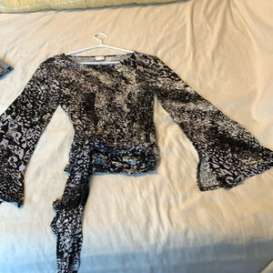 XL Cupio woman’s black and white long flared sleeve stretchy shirt with tie…